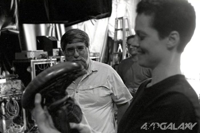 Sigourney Weaver checks out the small alien puppet with David Fincher.