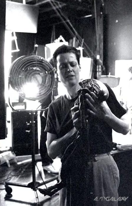 Sigourney Weaver checks out the small alien puppet with David Fincher.