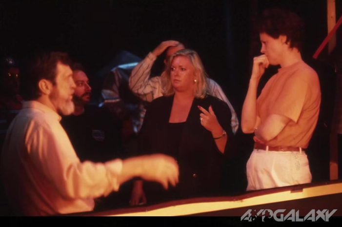 Richard Edlund shows Sigourney Weaver the model.